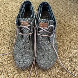 The brand is TOMS! I’m pretty good condition. Size 7.5. Comfy to walk it!